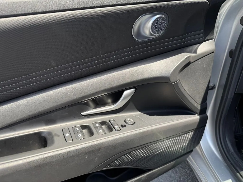 Hyundai Elantra photo 18