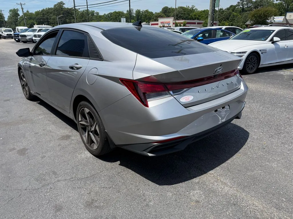 Hyundai Elantra photo 8