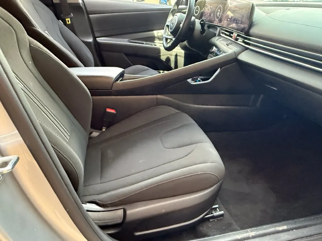 Hyundai Elantra photo 17