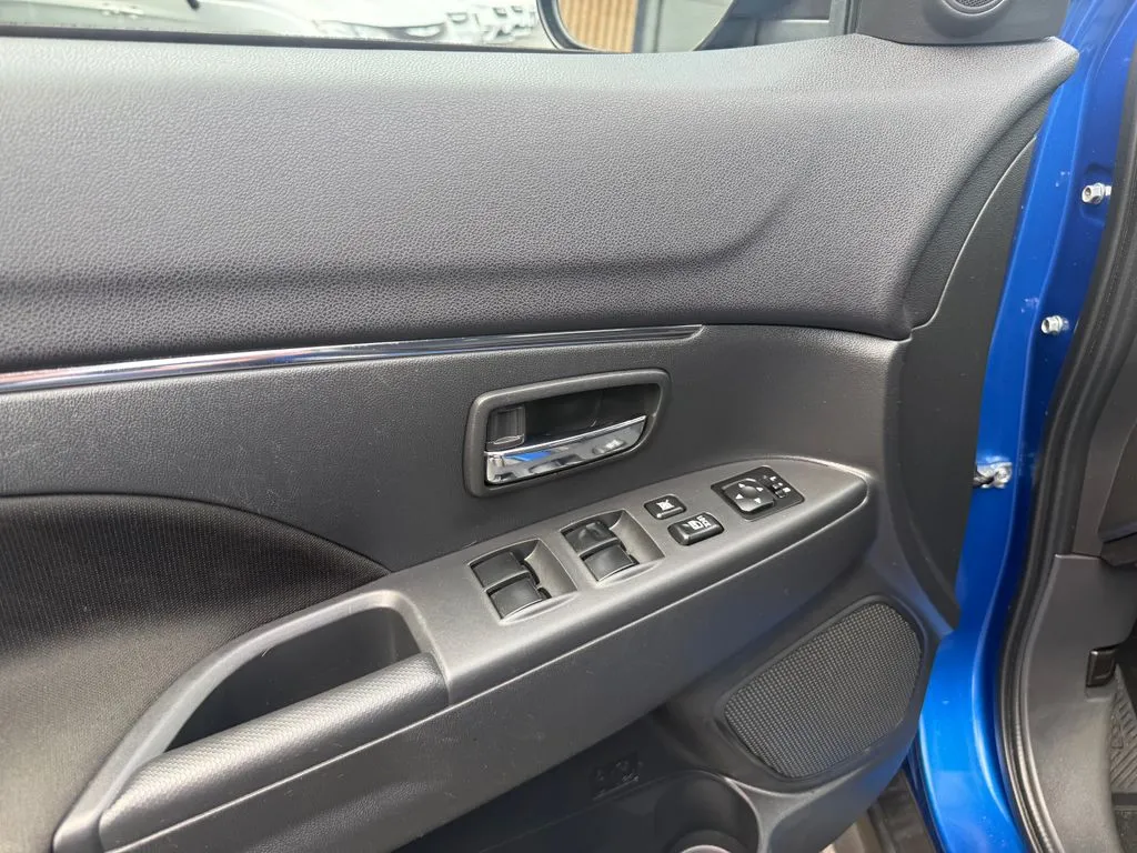 Mitsubishi Outlander Sport photo 18