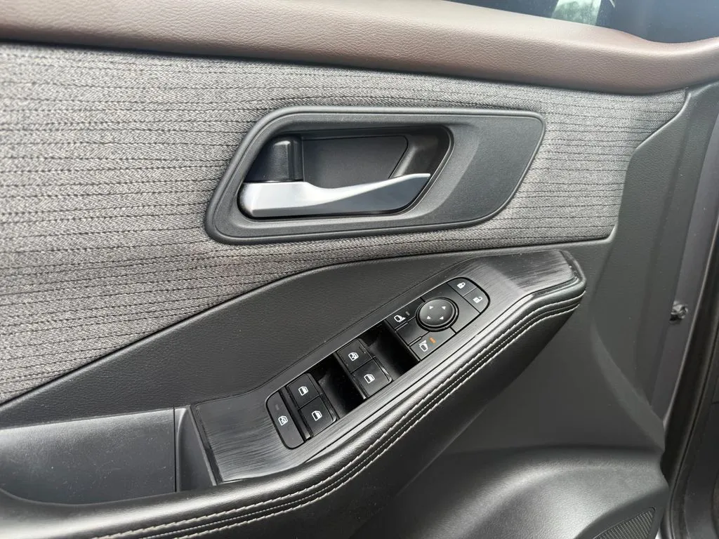 Nissan Rogue photo 14