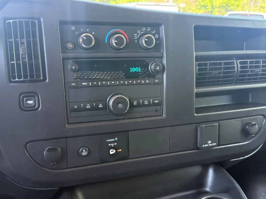 Chevrolet Express photo 23