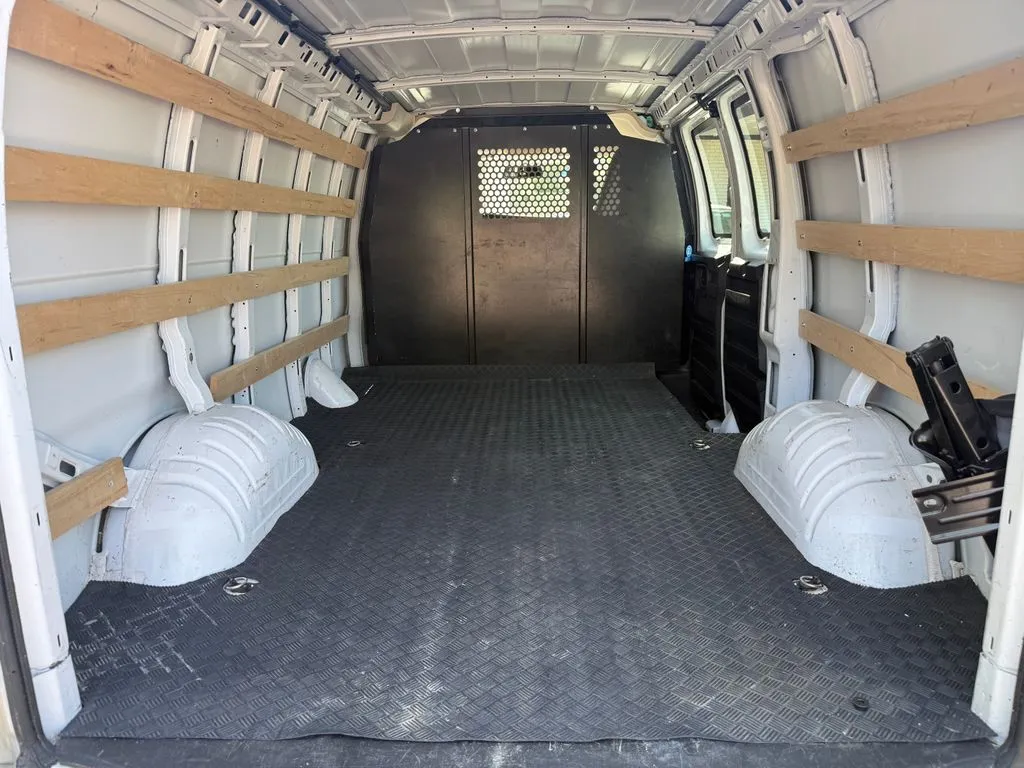 Chevrolet Express photo 3