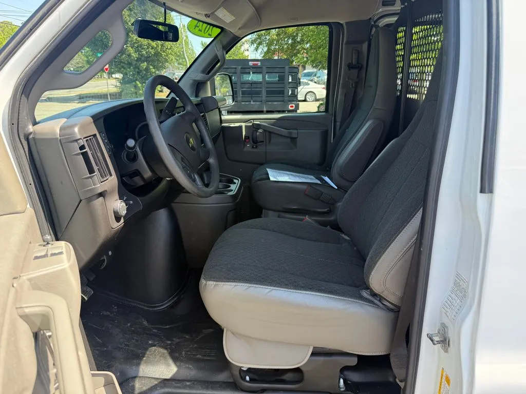 Chevrolet Express photo 18