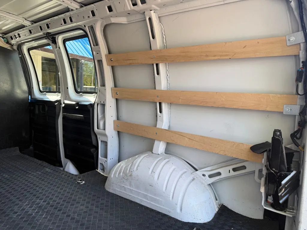Chevrolet Express photo 17