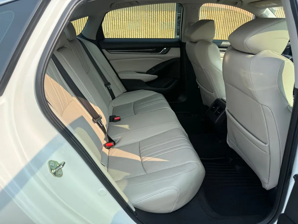 Honda Accord photo 20