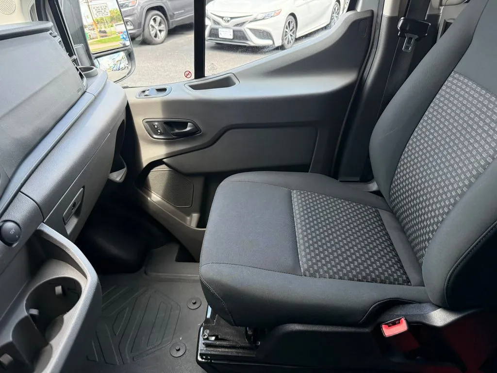 Ford Transit-250 photo 29