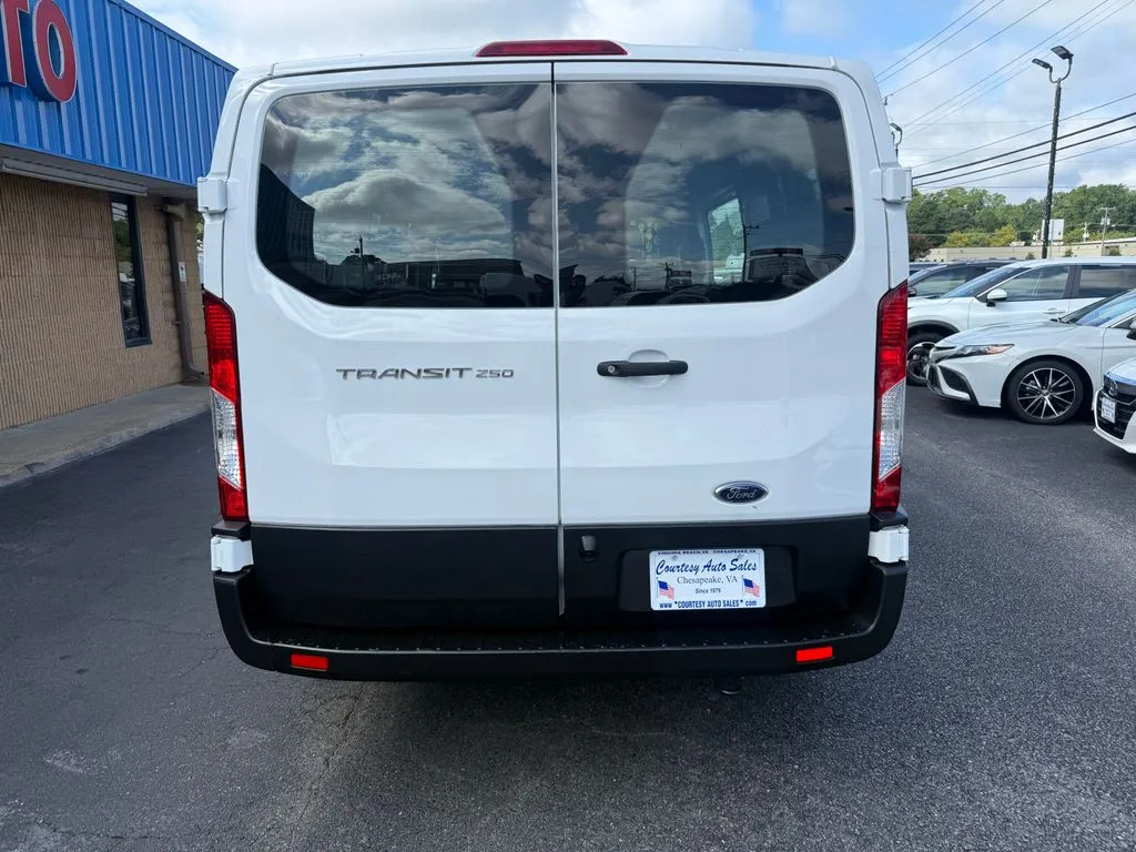 Ford Transit-250 photo 6
