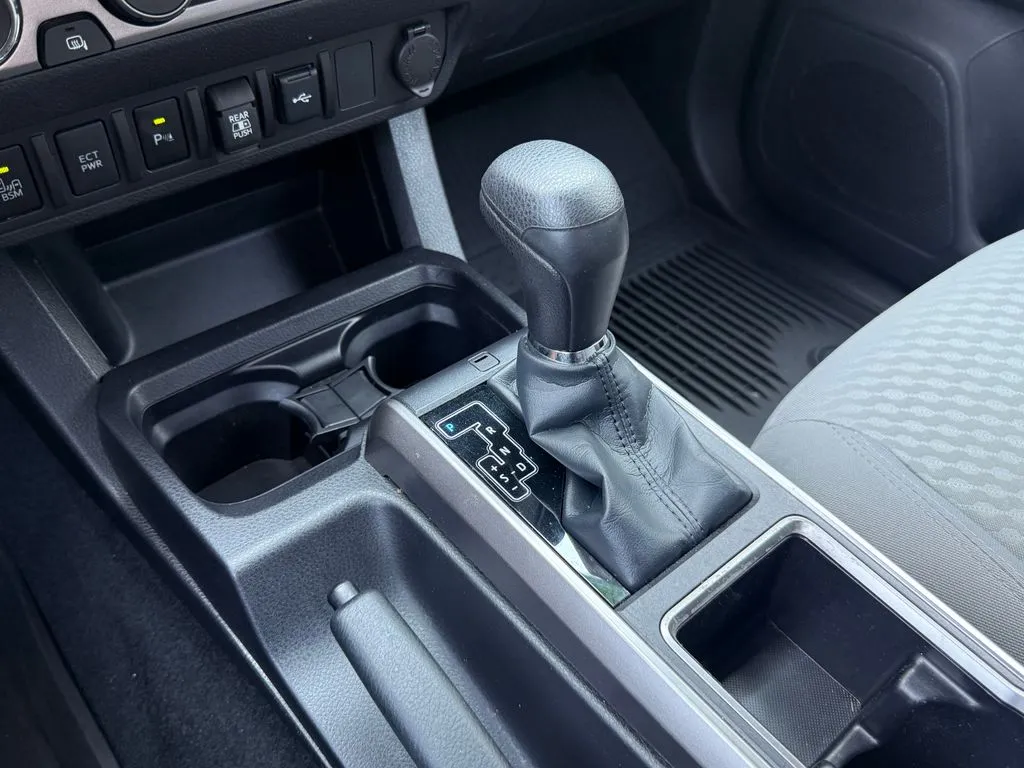 Toyota Tacoma photo 31