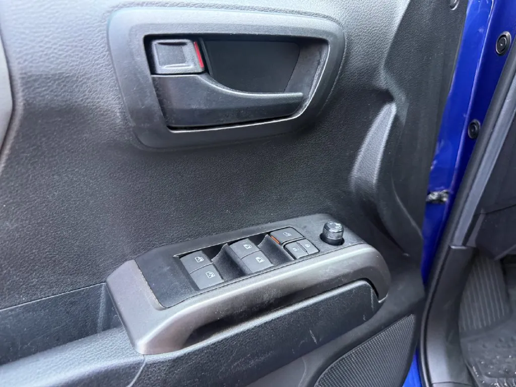Toyota Tacoma photo 22