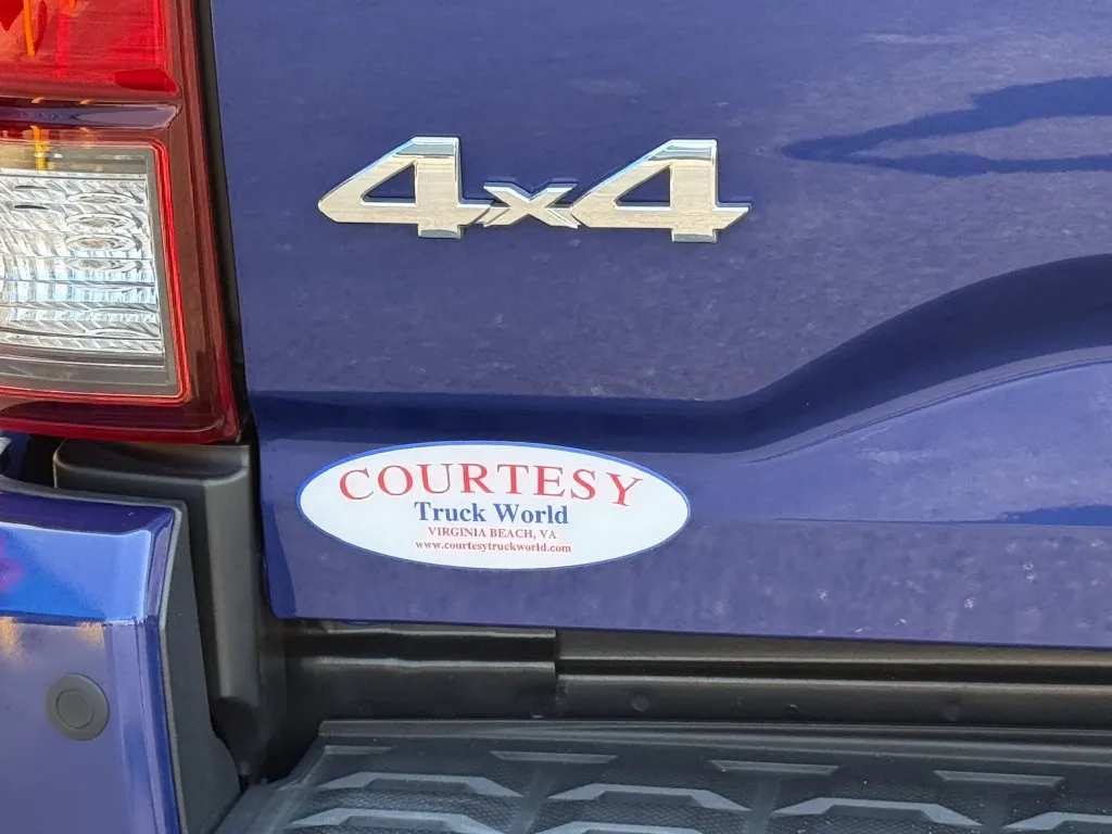 Toyota Tacoma photo 2