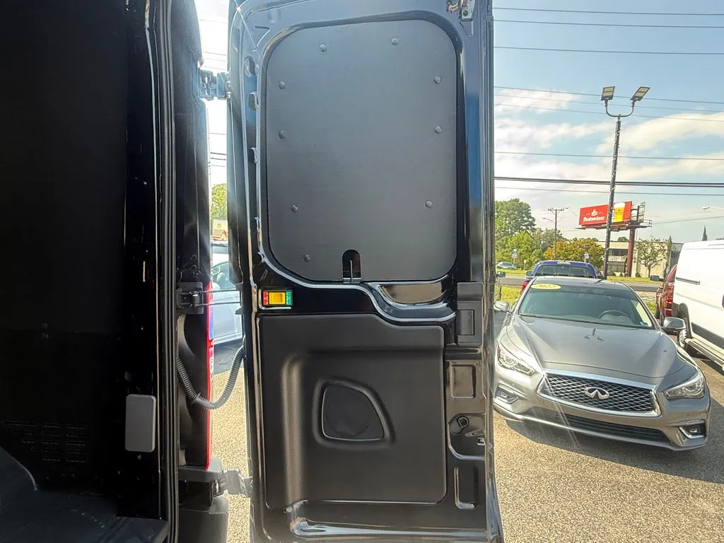 Ford Transit-150 photo 16