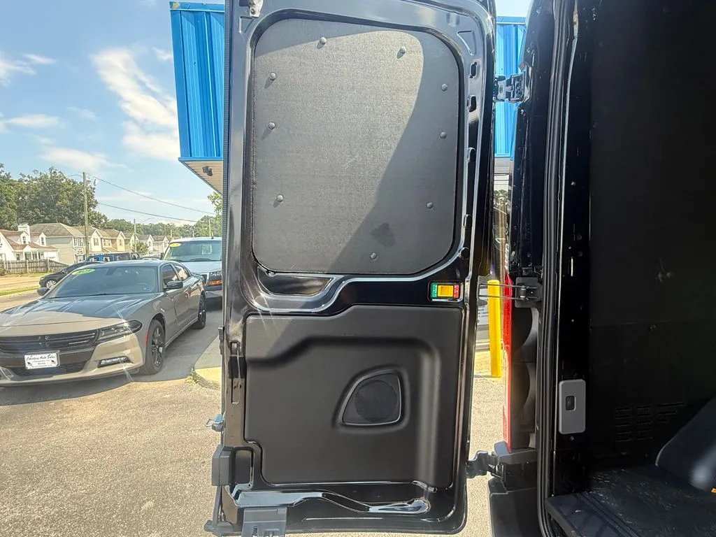 Ford Transit-150 photo 15