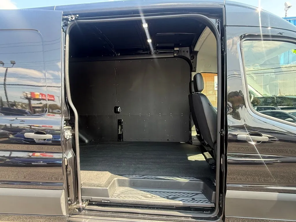 Ford Transit-150 photo 17