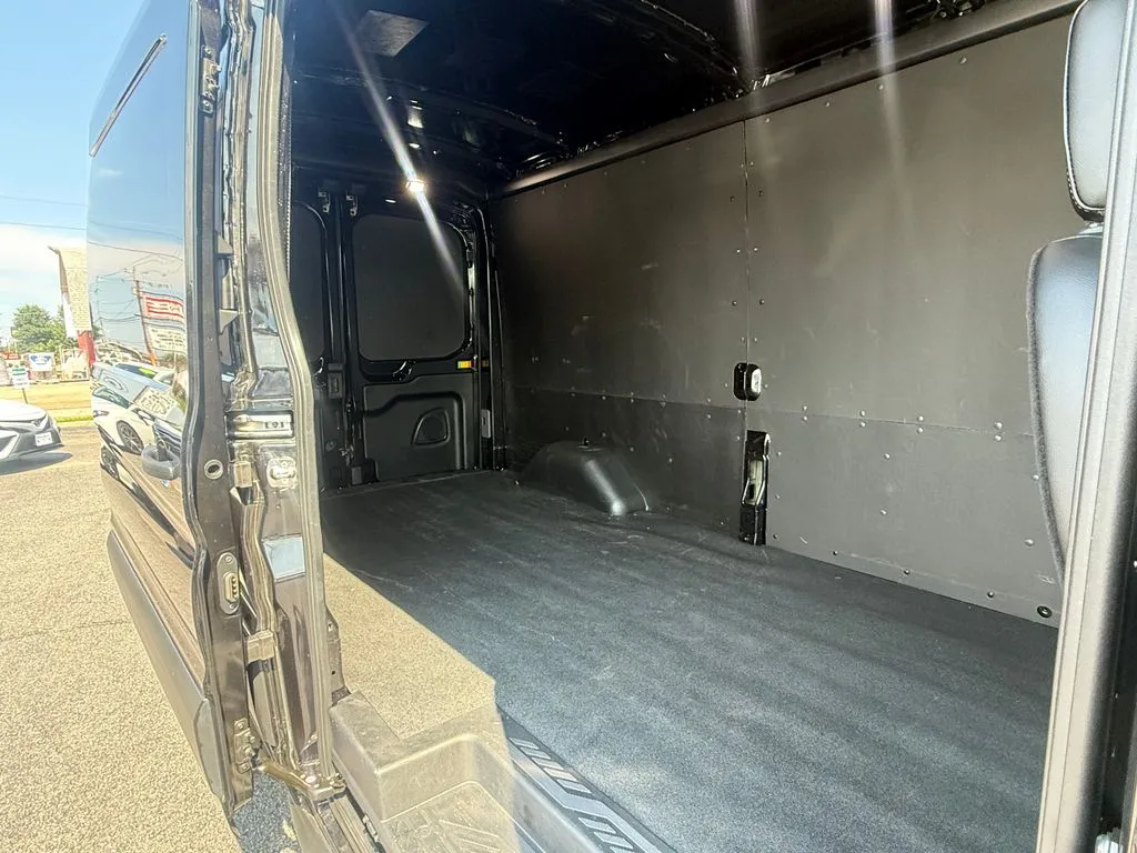 Ford Transit-150 photo 18