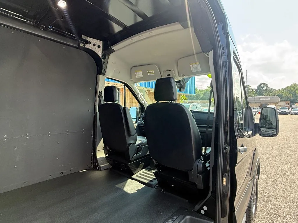 Ford Transit-150 photo 19