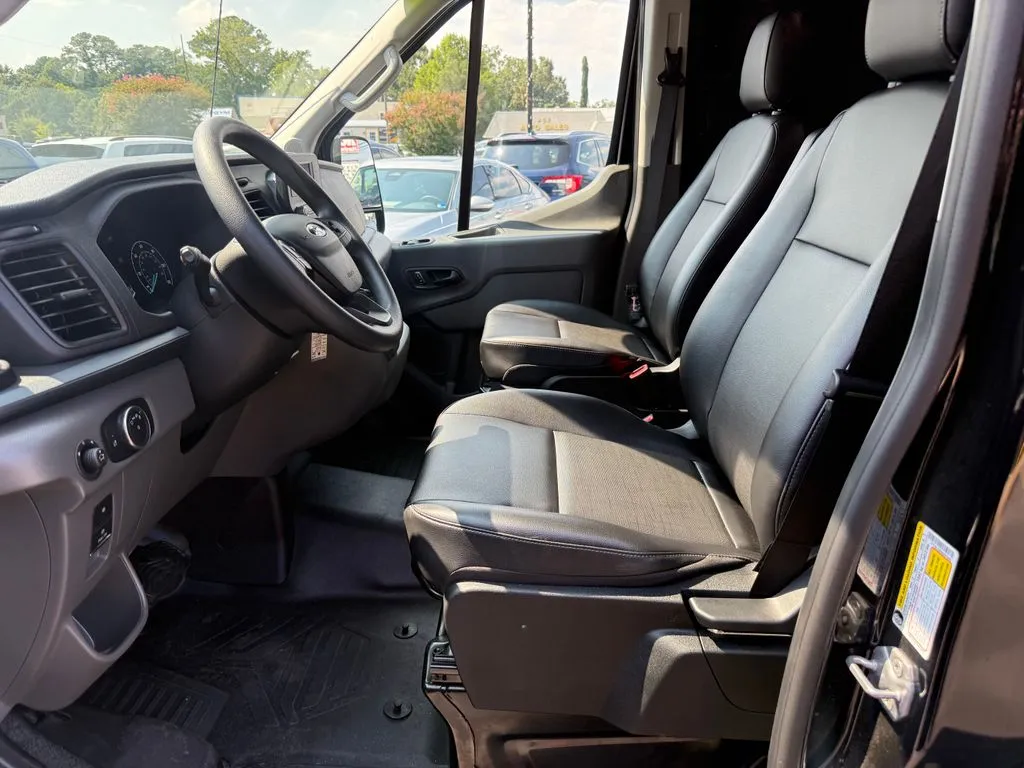 Ford Transit-150 photo 12