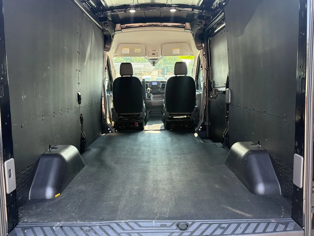 Ford Transit-150 photo 3