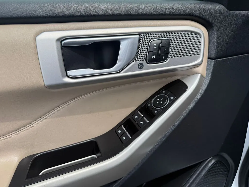 Ford Explorer photo 17