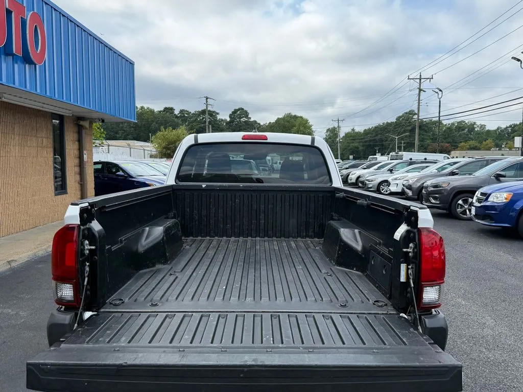 Toyota Tacoma photo 9