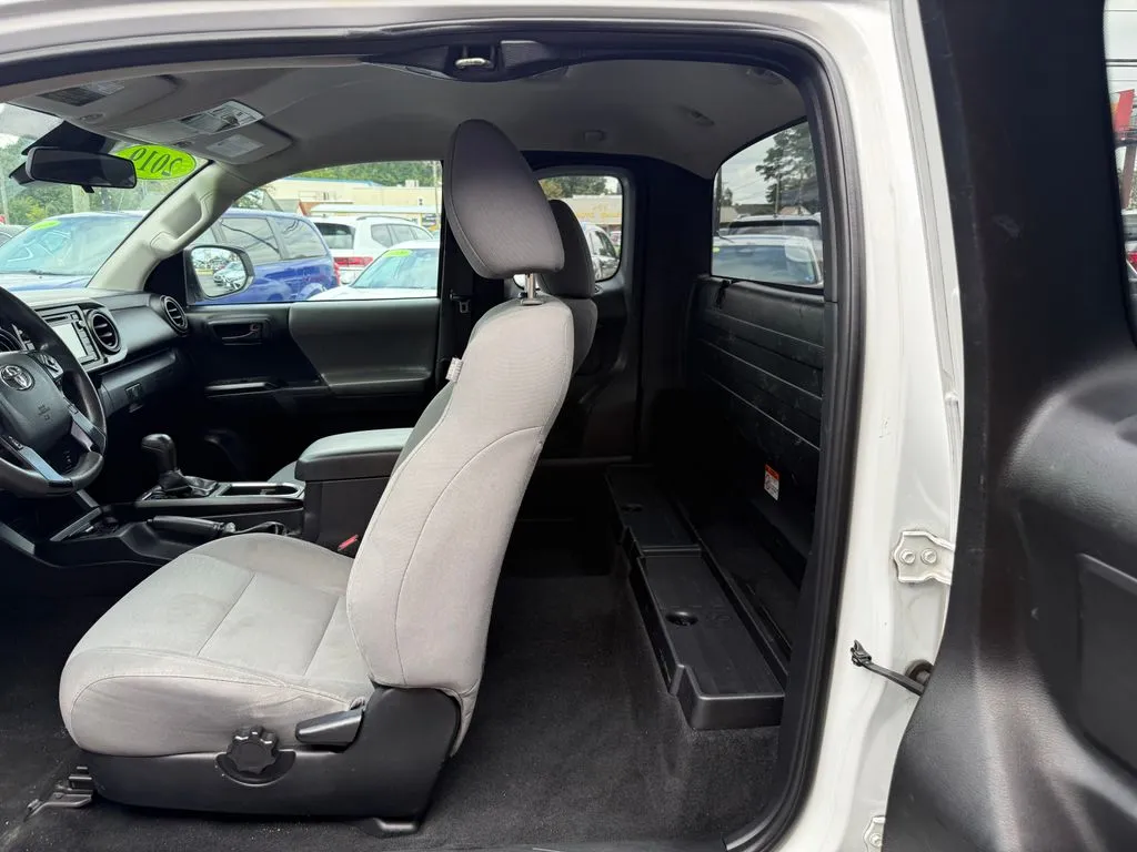 Toyota Tacoma photo 11