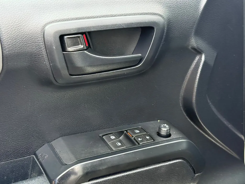 Toyota Tacoma photo 12