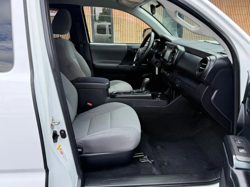 Toyota Tacoma photo 13