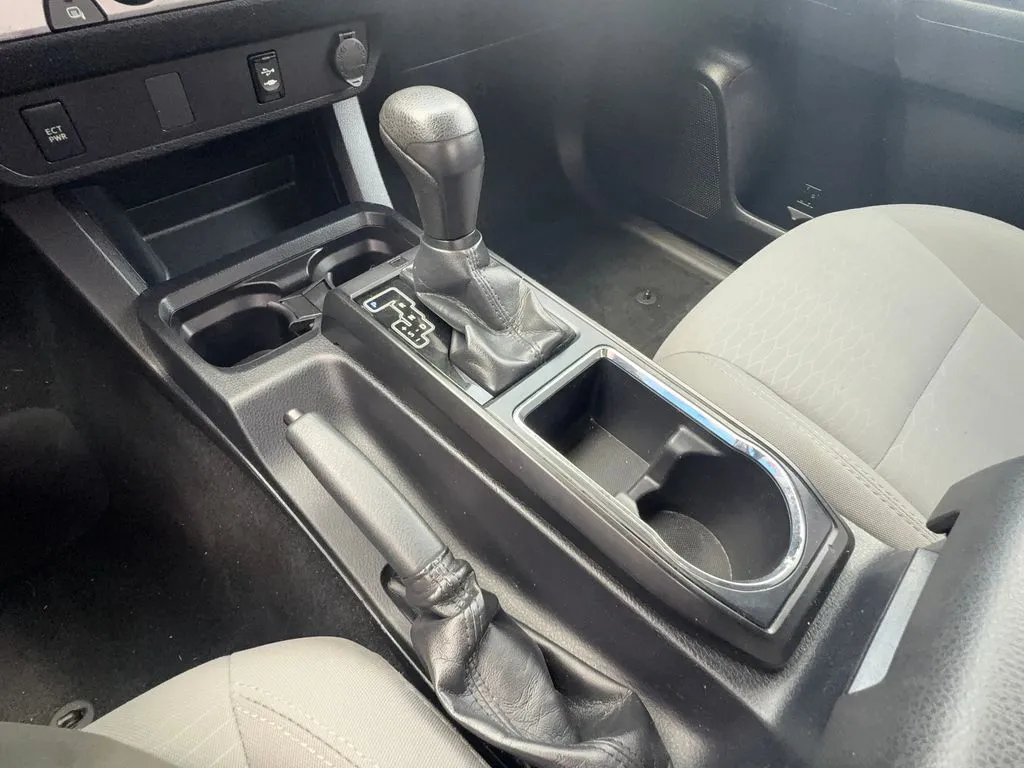 Toyota Tacoma photo 19