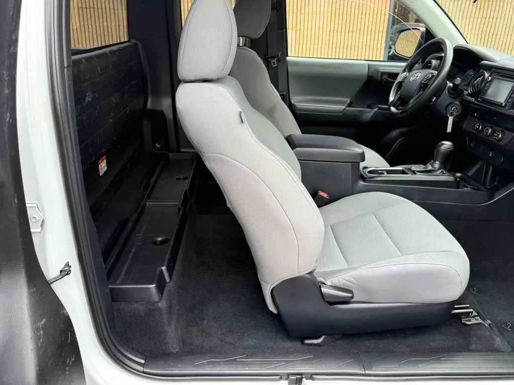 Toyota Tacoma photo 14