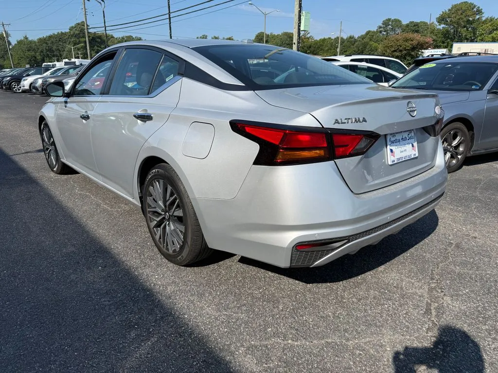Nissan Altima photo 5