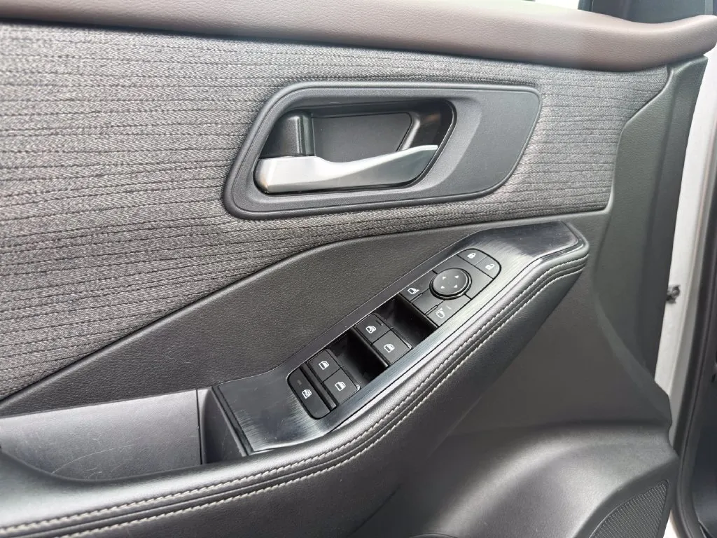 Nissan Rogue photo 16