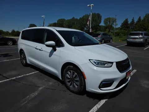 Photos of 2023 Chrysler Pacifica Touring L for sale in Appleton, WI at 199ride Appleton Auto