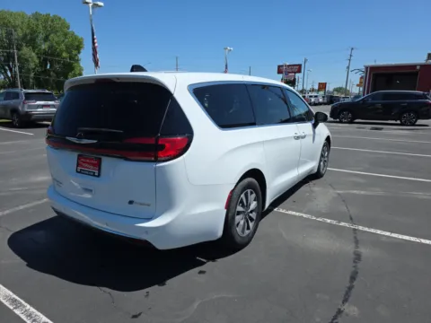 More photos of 2023 Chrysler Pacifica Touring L at 199ride Appleton Auto, WI
