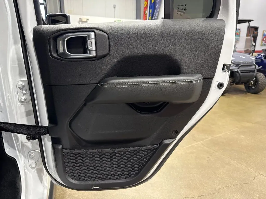 2021 Jeep Gladiator Overland - Photo 24