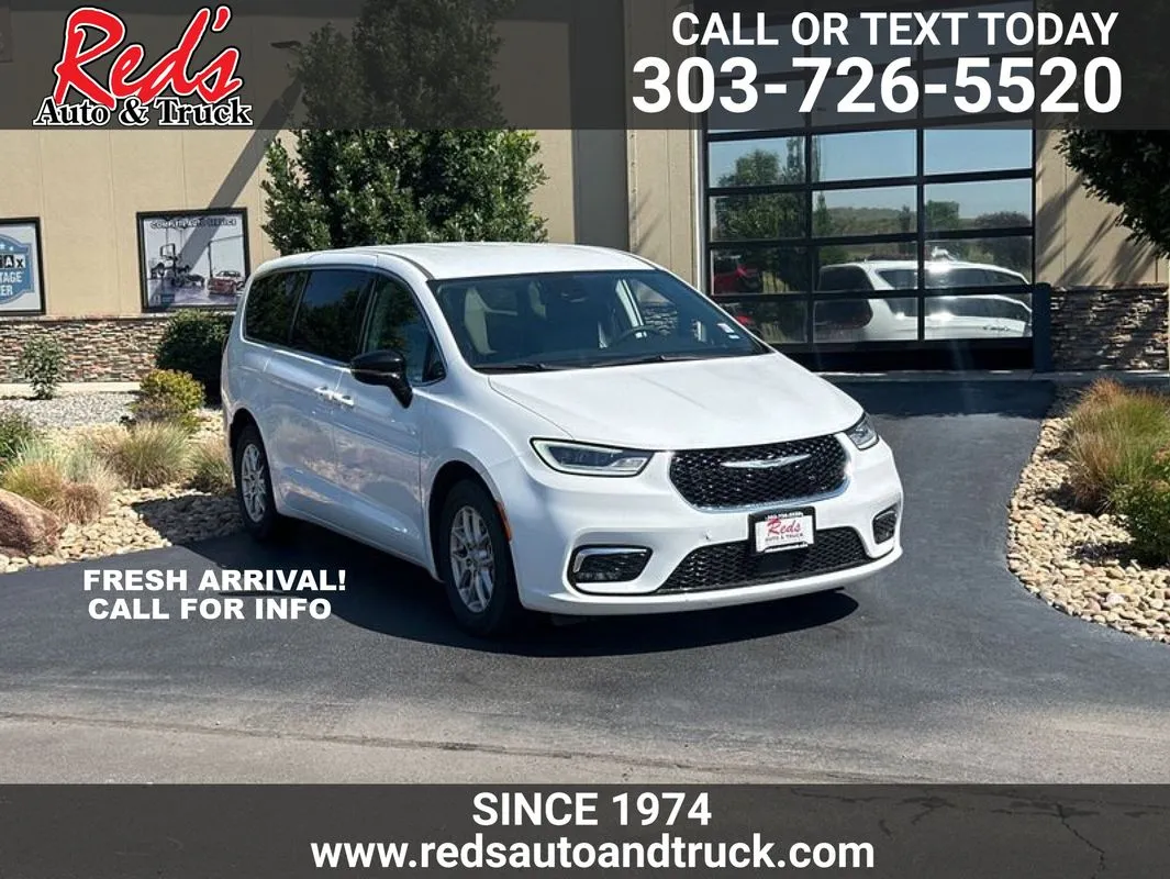 2024 Chrysler Pacifica Touring L's photo