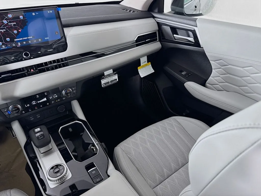 2025 Mitsubishi Outlander SEL Platinum Edition - Photo 25