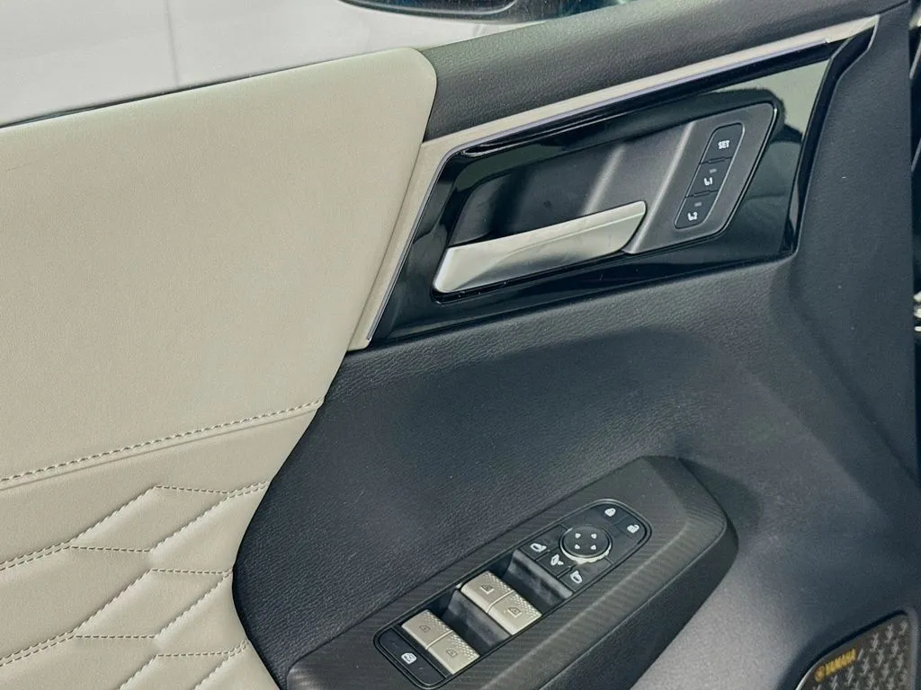 2025 Mitsubishi Outlander SEL Platinum Edition - Photo 18