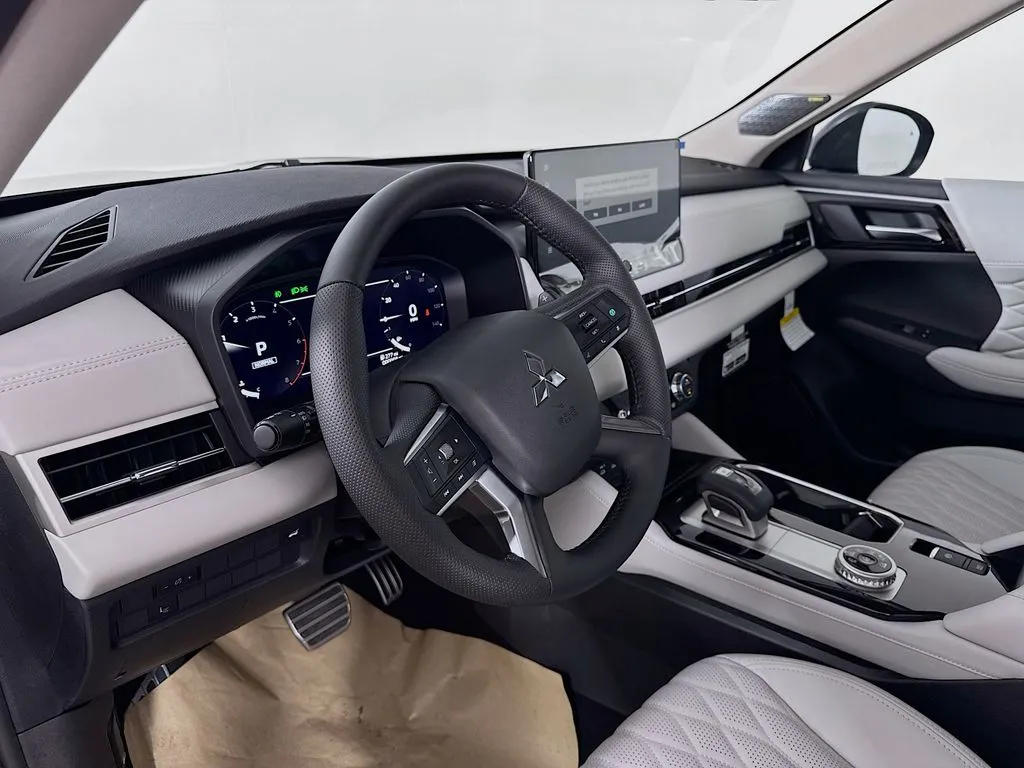 2025 Mitsubishi Outlander SEL Platinum Edition - Photo 9