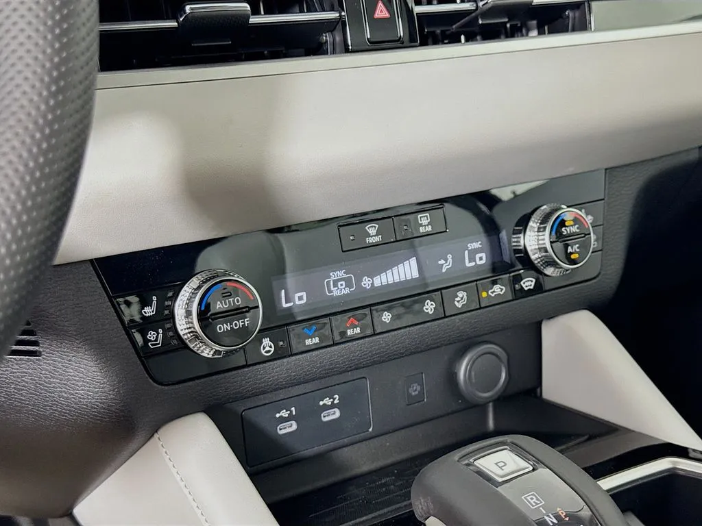 2025 Mitsubishi Outlander SEL Platinum Edition - Photo 16