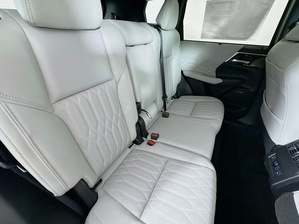 2025 Mitsubishi Outlander SEL Platinum Edition - Photo 29