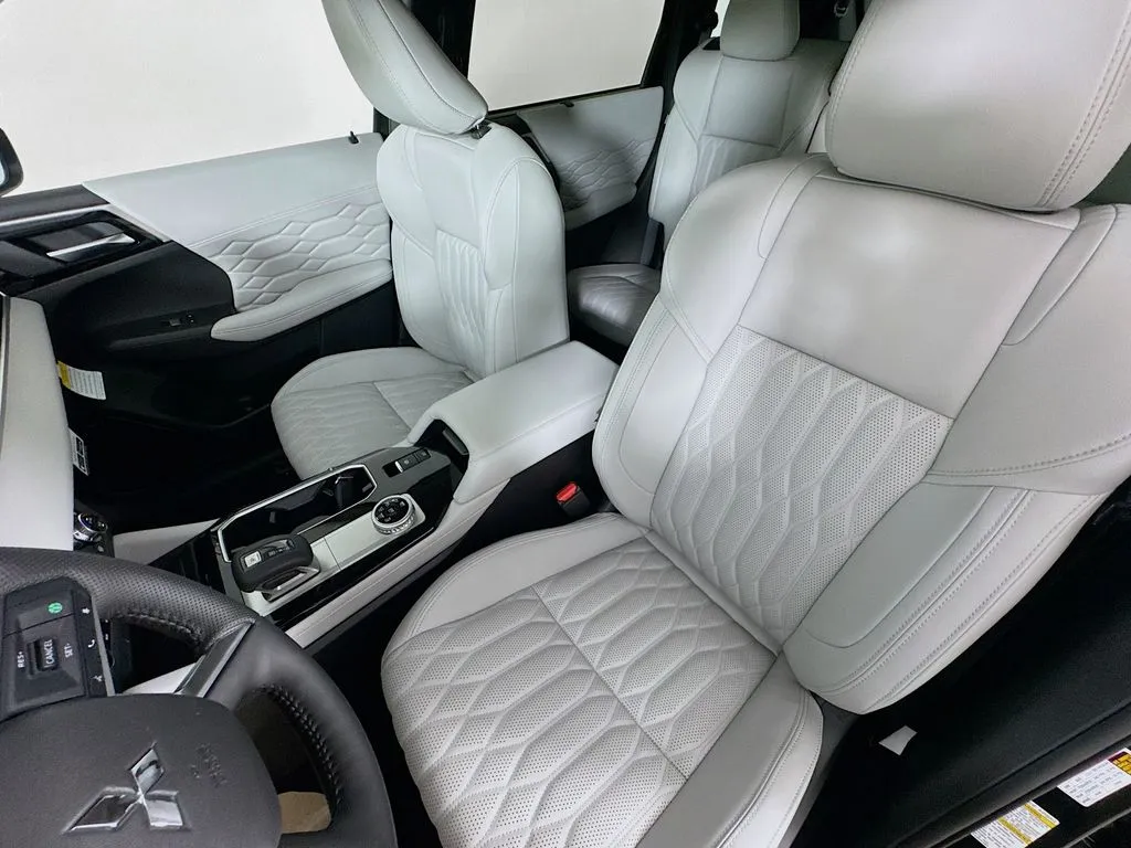 2025 Mitsubishi Outlander SEL Platinum Edition - Photo 22