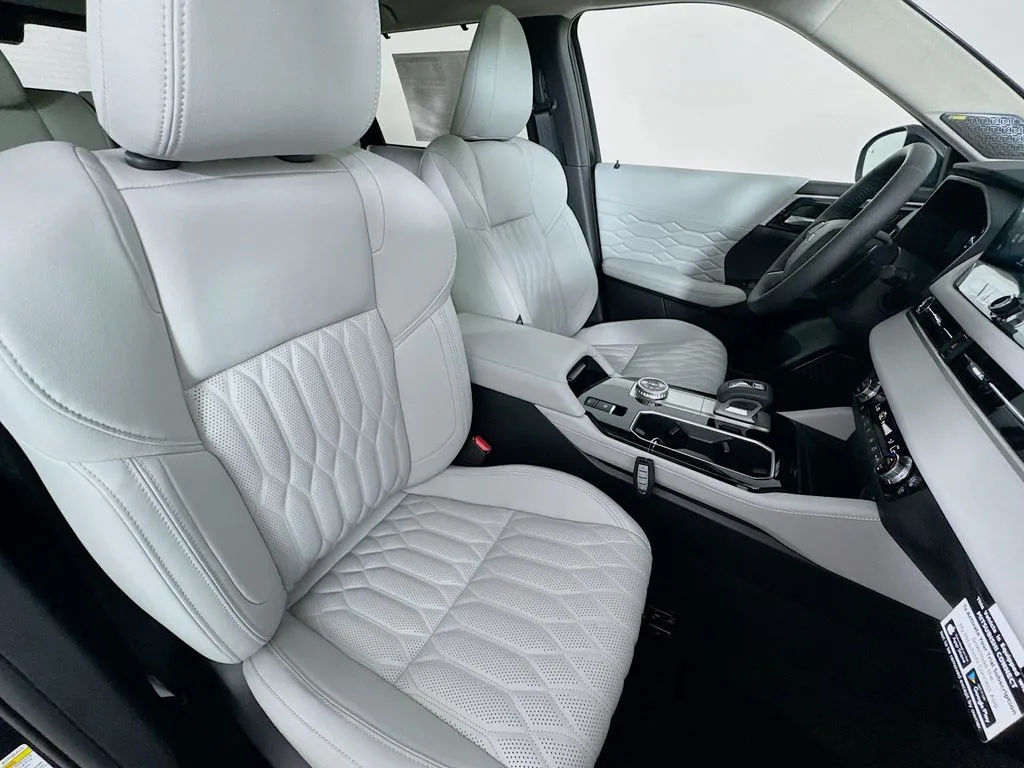 2025 Mitsubishi Outlander SEL Platinum Edition - Photo 30
