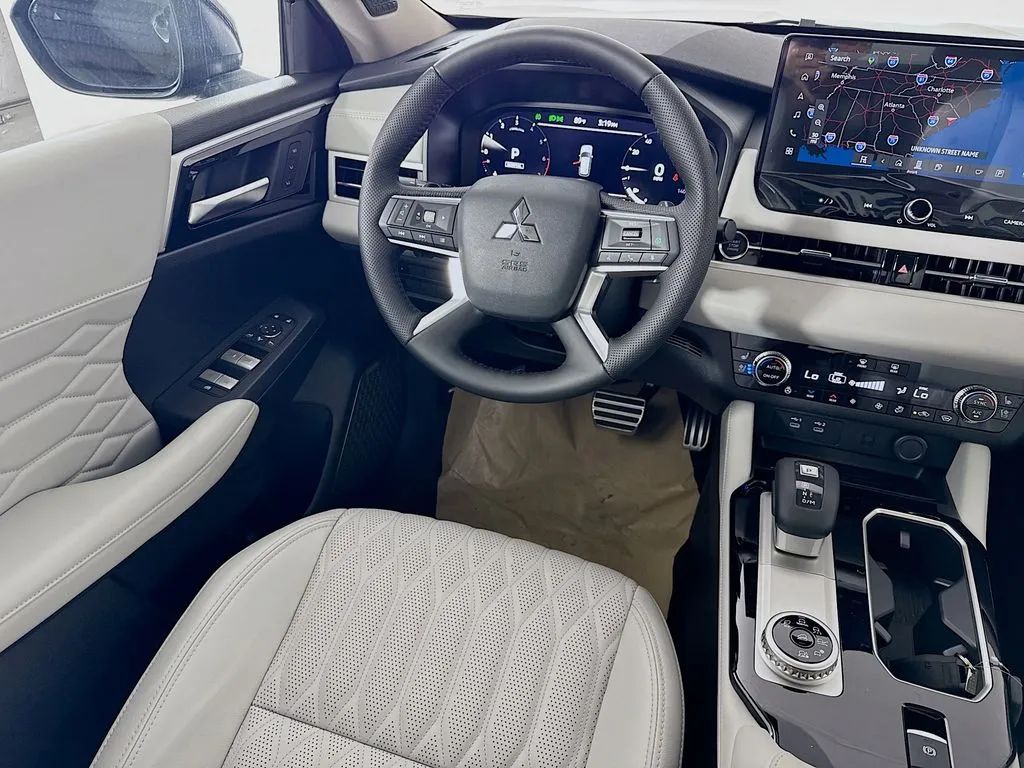 2025 Mitsubishi Outlander SEL Platinum Edition - Photo 24