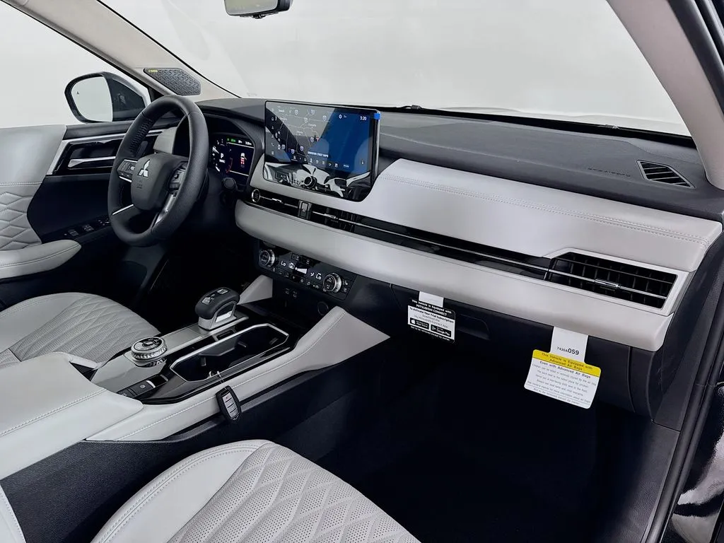 2025 Mitsubishi Outlander SEL Platinum Edition - Photo 31