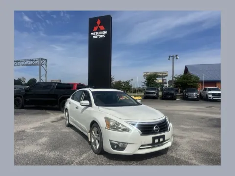 White 2014 Nissan Altima 2.5 SV for sale in Myrtle Beach, SC