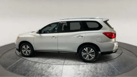 More photos of 2020 Nissan Pathfinder SL at Autos Direct Fredericksburg, VA