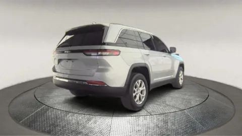 Another view of 2022 Jeep Grand Cherokee Limited for sale in Fredericksburg, VA at Autos Direct Fredericksburg