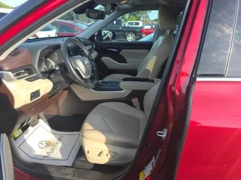 More photos of 2022 Toyota Highlander XLE at Autos Direct Fredericksburg, VA