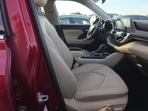 More photos of 2022 Toyota Highlander XLE at Autos Direct Fredericksburg, VA