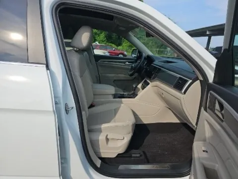 More photos of 2021 Volkswagen Atlas 3.6L V6 SE w/Technology R-Line at Autos Direct Fredericksburg, VA